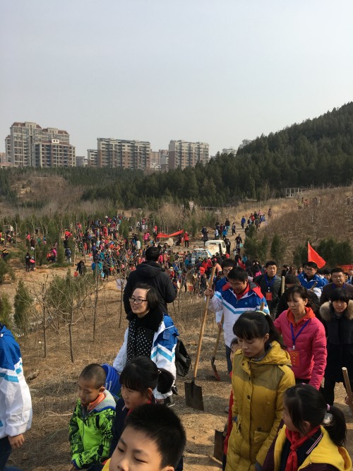 络绎不绝上山的人群