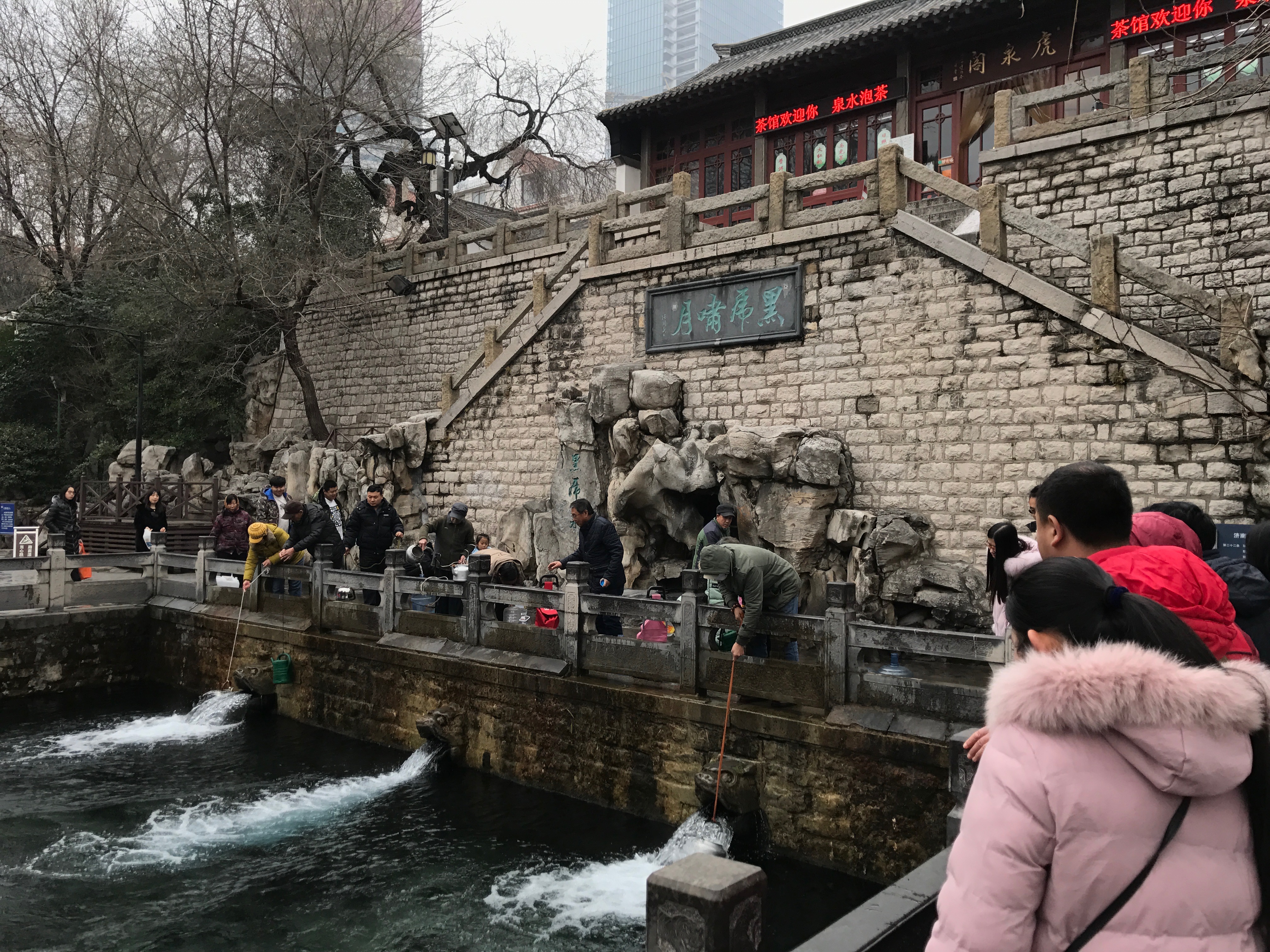 黑虎泉一景。原谅我把楼梯上的字念成“黑屌啸月”。